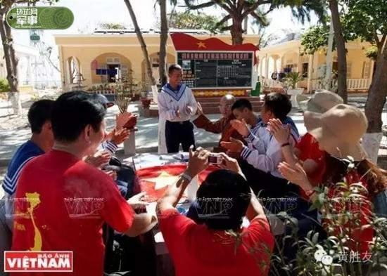 在敦谦沙洲上，与越南士兵联欢