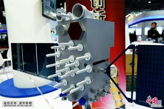 2015年11月3日，上海，参观者在观看由上海微小卫星工程中心研制的新一代北斗导航卫星模型。