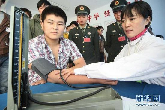 据悉，今年北京市征兵体检共分两个阶段，第一阶段体检对象对象主要是以大学生为主，时间从5月底至6月中下旬;第二阶段体检对象主要是以社会青年为主，时间初步定于8月份。今年的体检标准延续去年，较过去有的项目标准适度放松，有的则变得更为严格。据北京市普仁医院体检中心工作人员介绍，目前征兵体检的通过率约为30%。