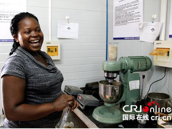 24岁的肯方员工伊莎贝拉·哈姆巴的梦想是成为一名肯尼亚的土木工程师