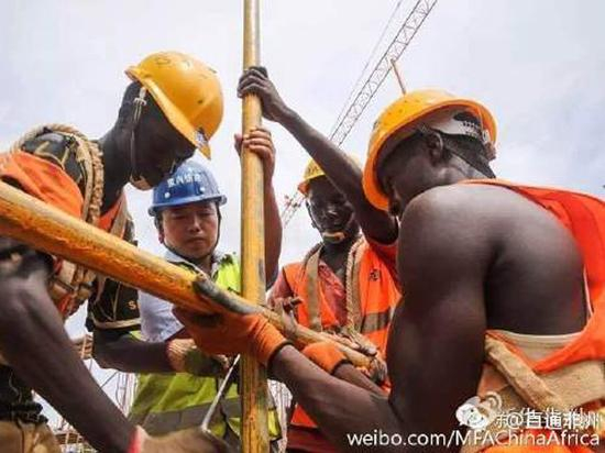 肯尼亚人与中国人用工比一直保持在10∶1以上，有时甚至达到20∶1
