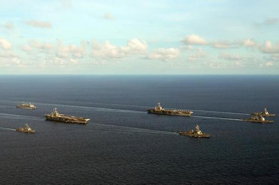 2012年，在安达曼海上航行的美国“华盛顿”和“斯坦尼斯”号双航母编队