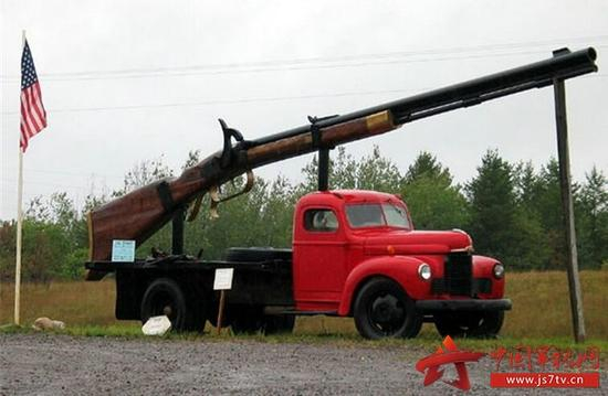 图为全球最大的步枪要装在卡车上才能射击。