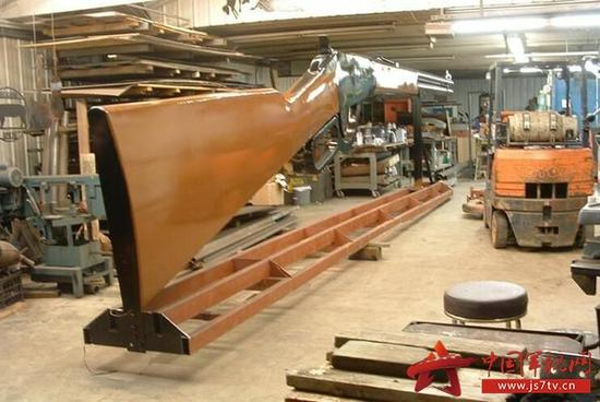 图为大厄尼的尾部特写。该枪采用电子点火发射，点火装置的电压为12伏特。