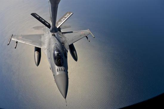 波兰空军F-16战斗机接受美国KC-135加油机加油