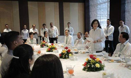 蔡英文昨天宴请巴拿马台湾奖学金学生代表