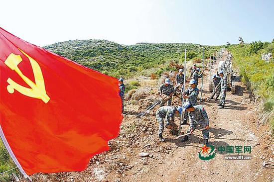 6月11日，党员突击队在黎巴嫩对一条安全通道进行封围作业