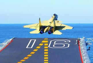 中国首艘航母辽宁舰上的舰载机采用滑跃起飞方式