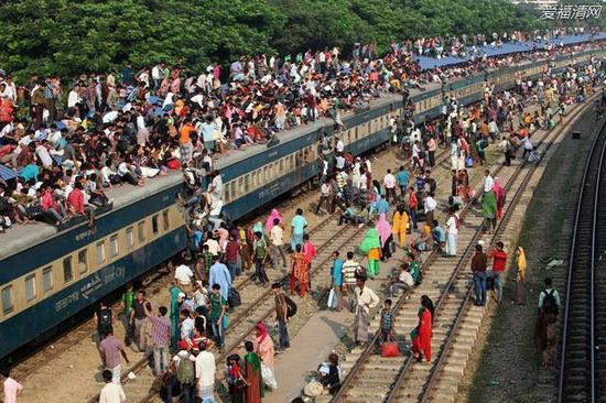 资料图：孟加拉宰牲节时的火车