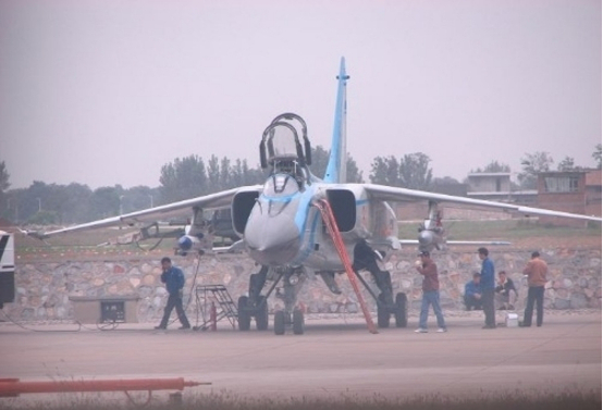 歼轰-7A战斗轰炸机携带鹰击-91反辐射导弹，该导弹比美国当年的STM小一些，但基本性能相似