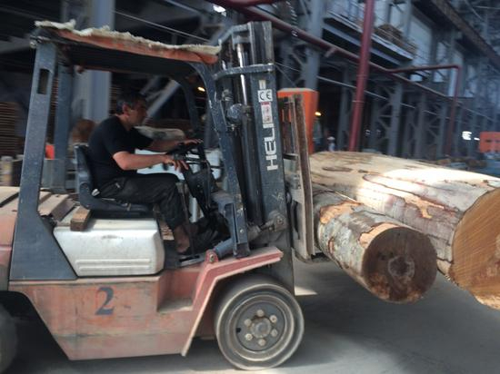 格鲁吉亚工人在操作叉车