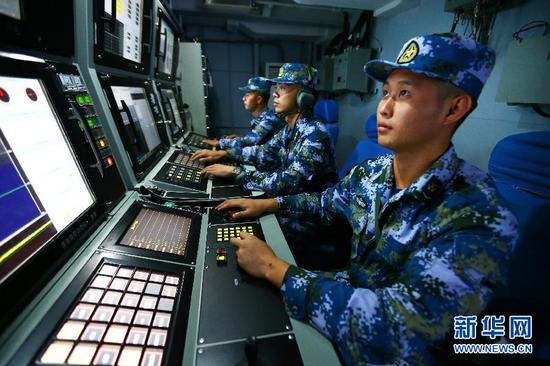 导弹驱逐舰合肥舰官兵在战位上搜索“蓝军”目标