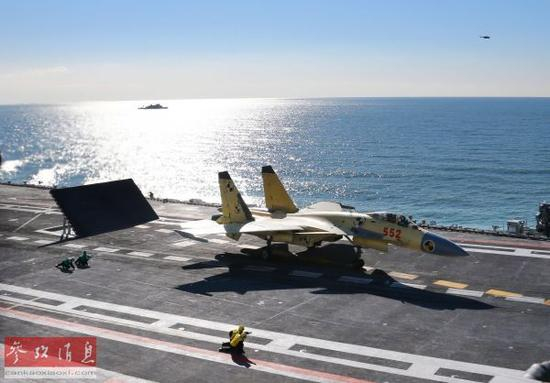 　　资料图：歼-15在辽宁舰上准备滑跃起飞。（摄影 查春明）