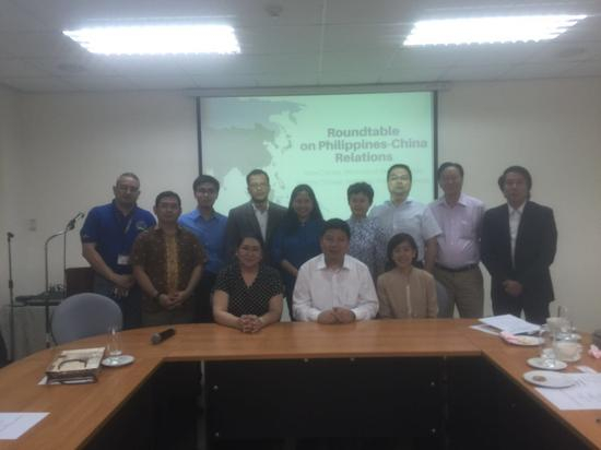 作者在菲律宾大学与当地学者交流