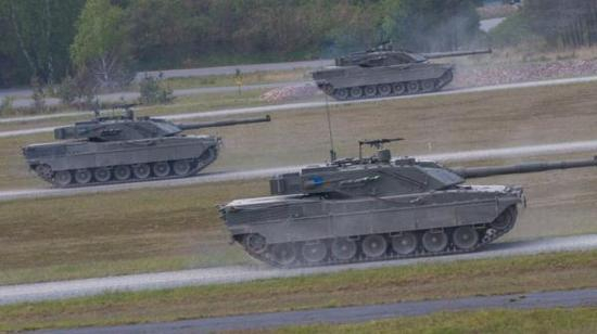北约“强大欧洲”坦克竞赛上的意大利坦克排