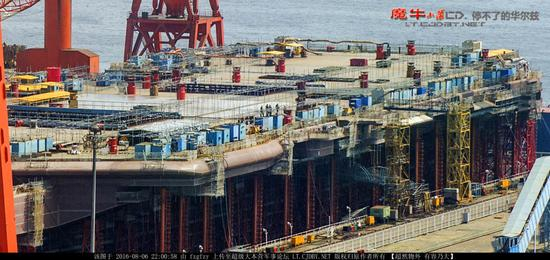 日前，网友上传了疑似在建国产航母安装滑跃甲板照片，至此，该舰大体轮廓已经完整。 （来自：未来网）