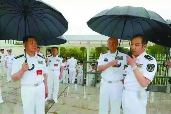 解放军上将给他打伞排名副省之前 这位教授啥来头？