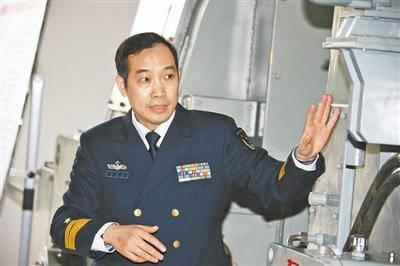 解放军上将给他打伞排名副省之前 这位教授啥来头？