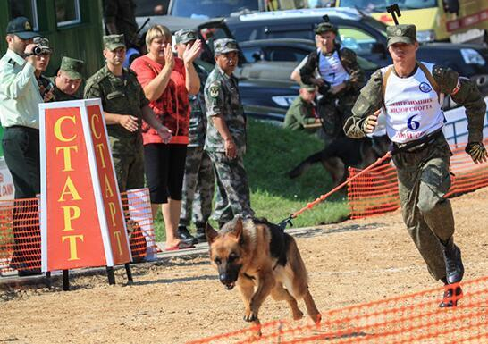 军犬和训导员冲向终点