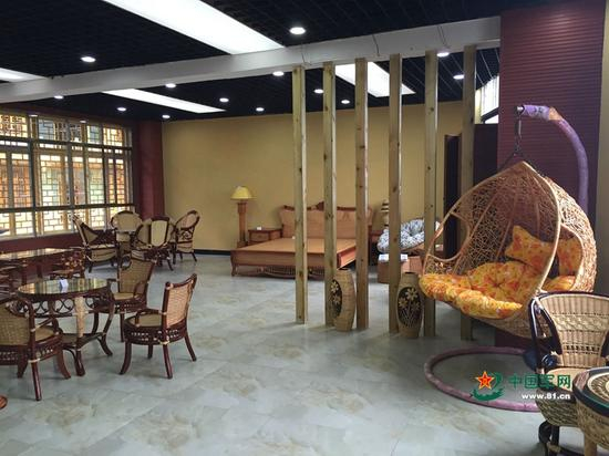 9月8日，遵义市汇川区板桥镇娄山关村藤编展厅展示的藤编工艺品。