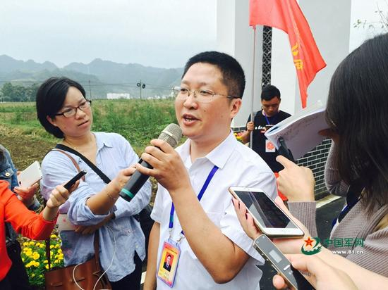 9月8日，遵义市汇川区板桥镇，党委书记彭正伟为大家介绍娄山关村情况。