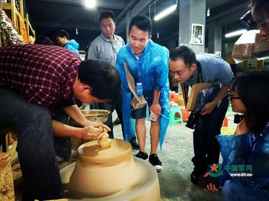 9月8日，遵义市播州区枫香镇花茂村，村民向大家展示制陶手艺。黄庆松 摄