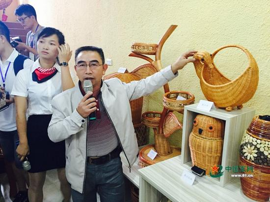 9月8日，遵义市汇川区板桥镇，毅丰藤艺制品有限公司总经理马毅为大家介绍板桥四宝之一“藤编”情况。