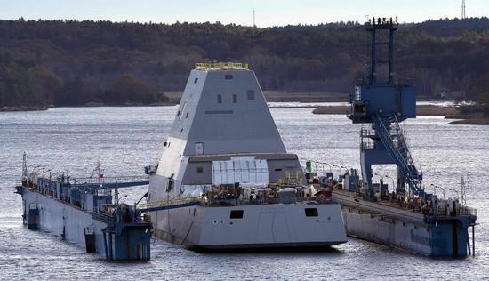 朱姆沃尔特号依靠中国制干船坞下水