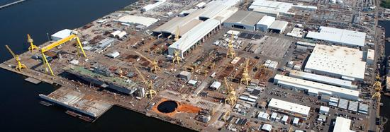 英格尔斯船厂鸟瞰，船台上在建的是一艘两栖突击舰