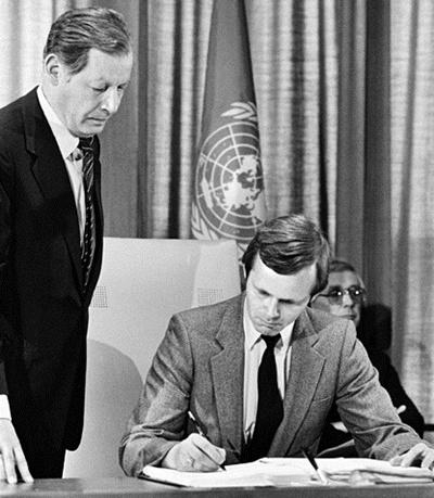 签署《特定常规武器公约》