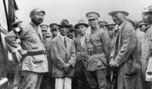　　1927年6月20日，冯玉祥与蒋介石在江苏徐州开会，决定合作反共、反苏，并促成南京政府和武汉政府合作。