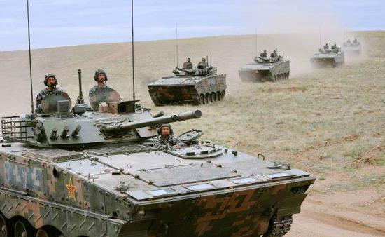 资料图片：解放军进行实兵实装演练。新华社发