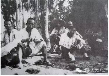 银行工人运钞途中休息