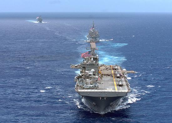 美国海军两栖攻击舰“好人理查德”号带领的远征打击群