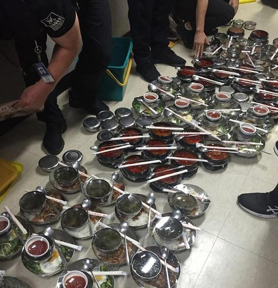 被扣押游客每顿自行付费约50元人民币，由机场人员订餐