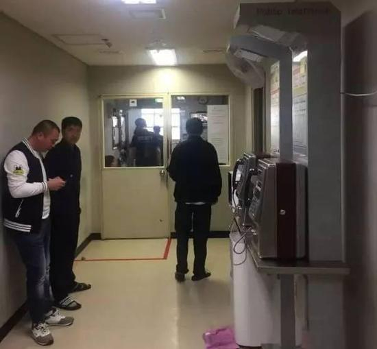 济州机场内进出“小黑屋”的门紧闭，中国游客被扣押在此