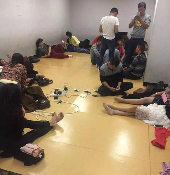 机场“小黑屋”只有充电插座，没有床铺