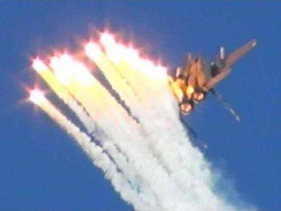 资料图：F-15投放干扰弹