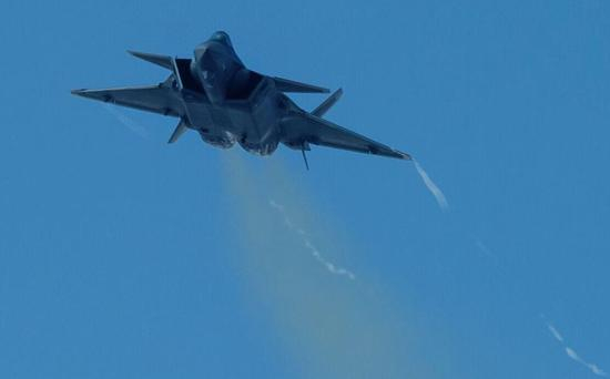 正在飞行中的歼-20