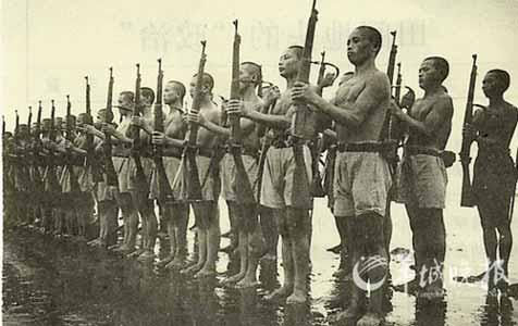 　　准备派驻日本的中国占领军第67师在上海集训。 资料图