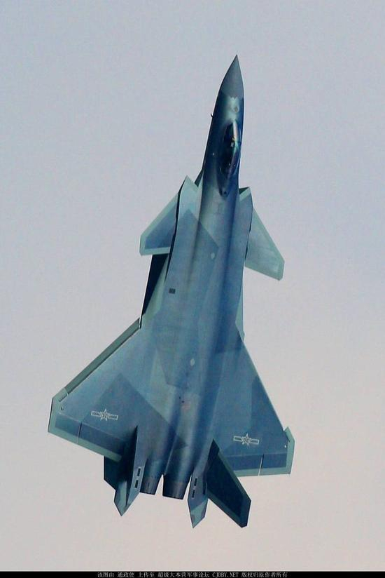 向上拉起的歼-20