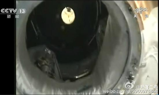  6时30分左右，景海鹏率先进入天宫二号。大约半小时后，陈冬也“飘”进来啦。两人一起敬礼，向全国人民问好。 