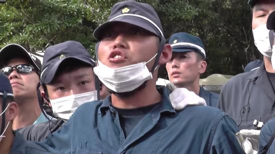 日本警察辱骂冲绳民众：闭嘴！支那人！（视频截图）
