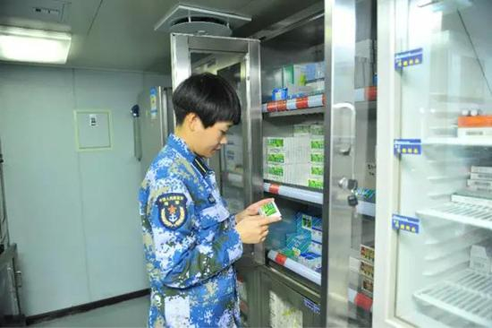  航母上，生病了也不要怕，药房里各种药品还是很齐全的，隔壁还有理疗室，X光室，再不济，边上还有手术室等着你呢～（开玩笑） 