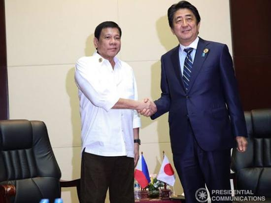 在今年东盟峰会上，杜特尔特与安倍会面