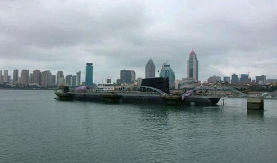 中国海军091攻击核潜艇401艇进入青岛海军博物馆