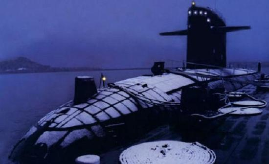 091型艇后期进行了现代化改进，这张图片显现它的艇身似乎敷设了消声瓦