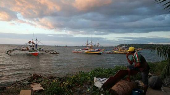 2016年10月31日从黄岩岛海域返回的菲律宾渔船（来源：路透社）