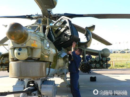 图：米28厚实的舱门和防弹玻璃，代价是重量很大