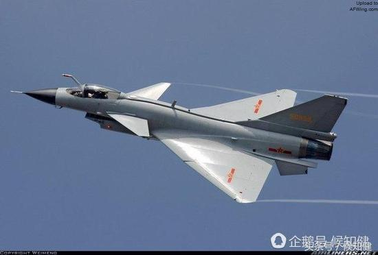图：歼10在硬件上是完全具备侧杆设计基础的